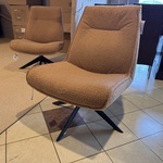 Fauteuil, cognac stof, zwart metalen onderstel